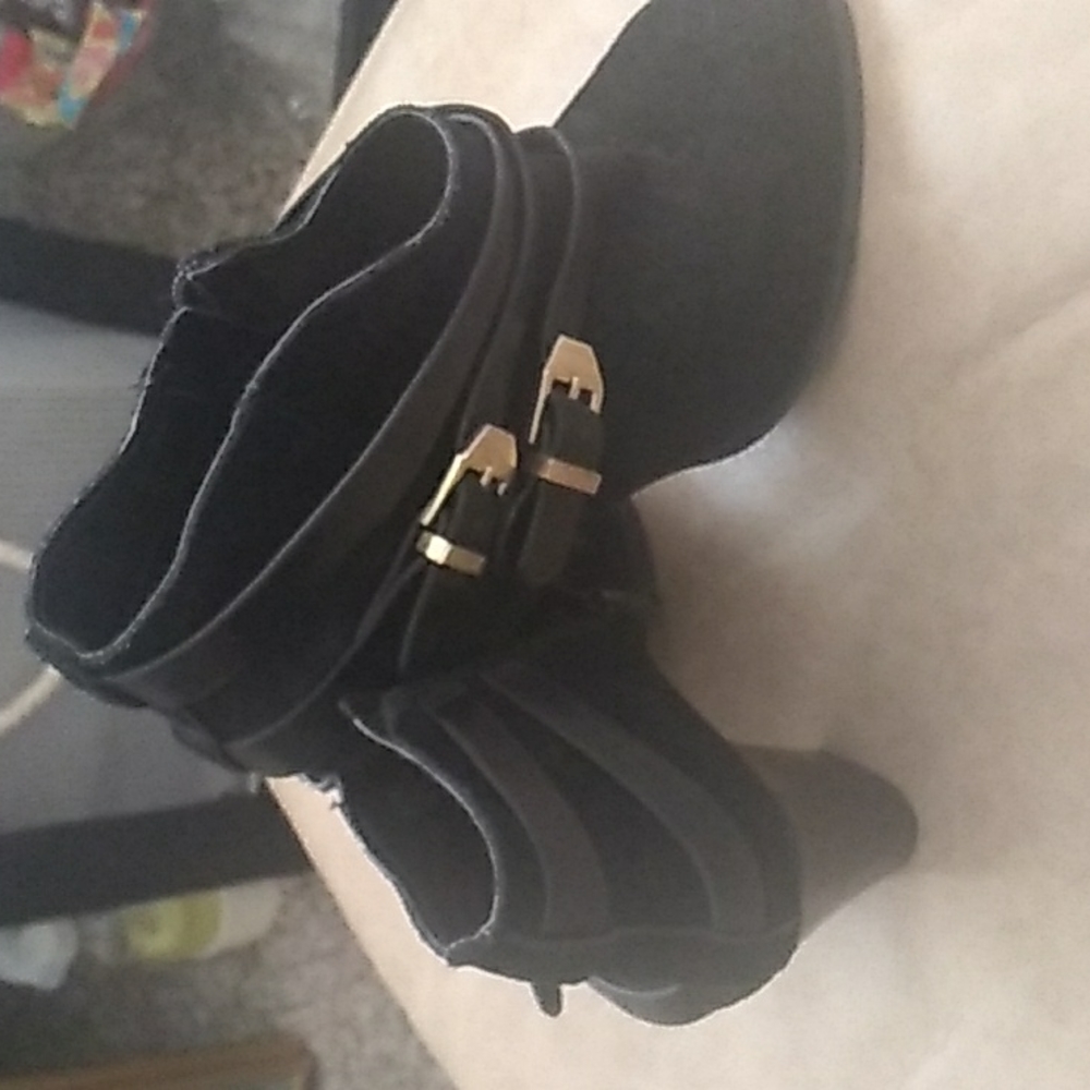 Black booties low cut